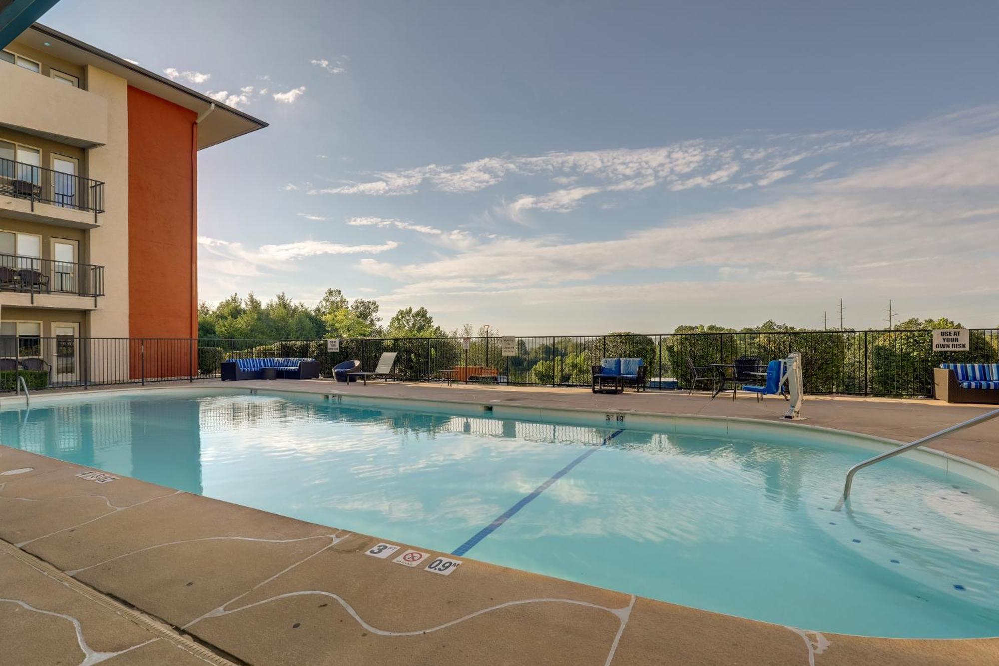 Holiday Express & 76 Central By Ihg Hotel