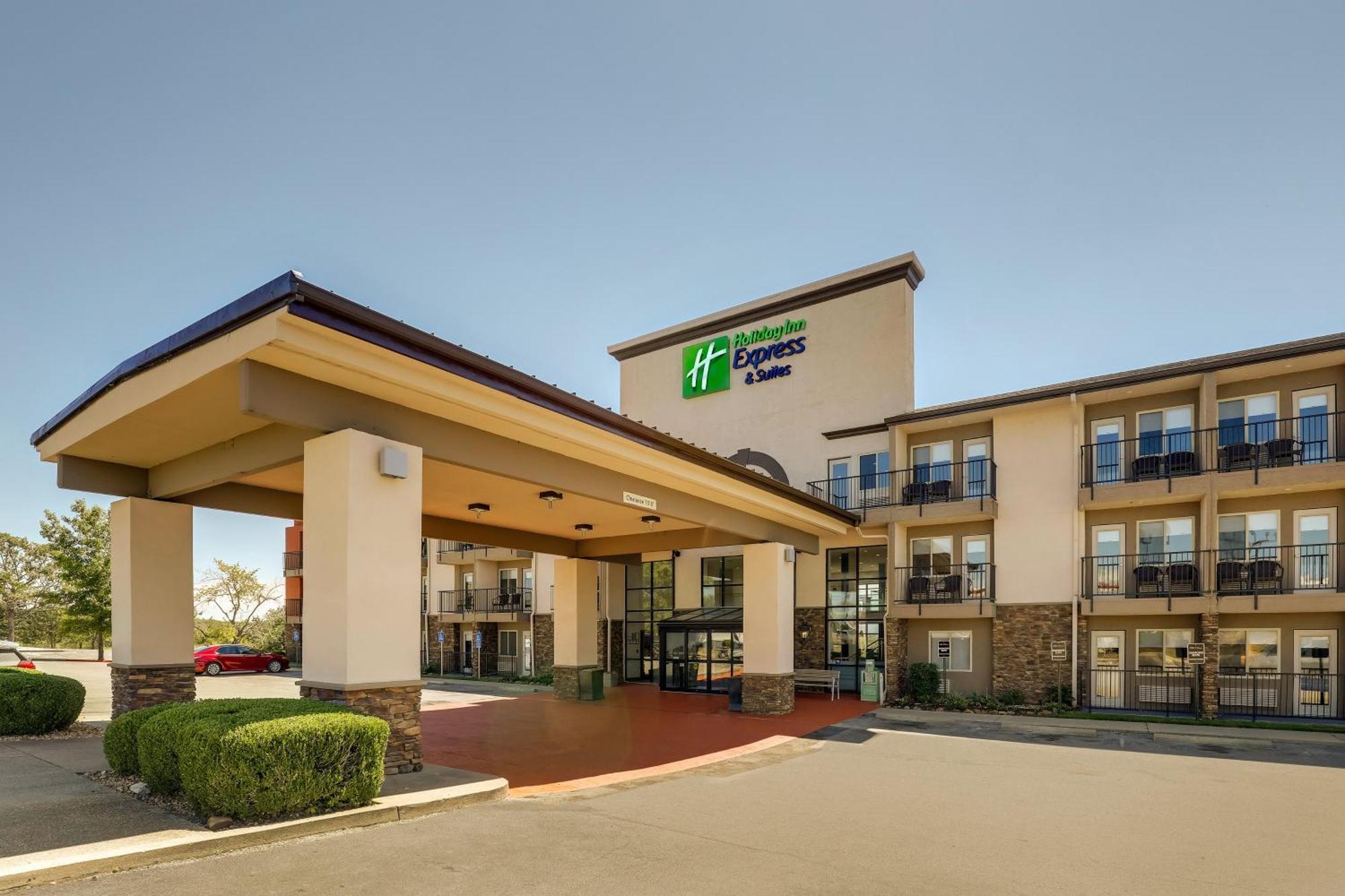 Holiday Express & 76 Central By Ihg Branson
