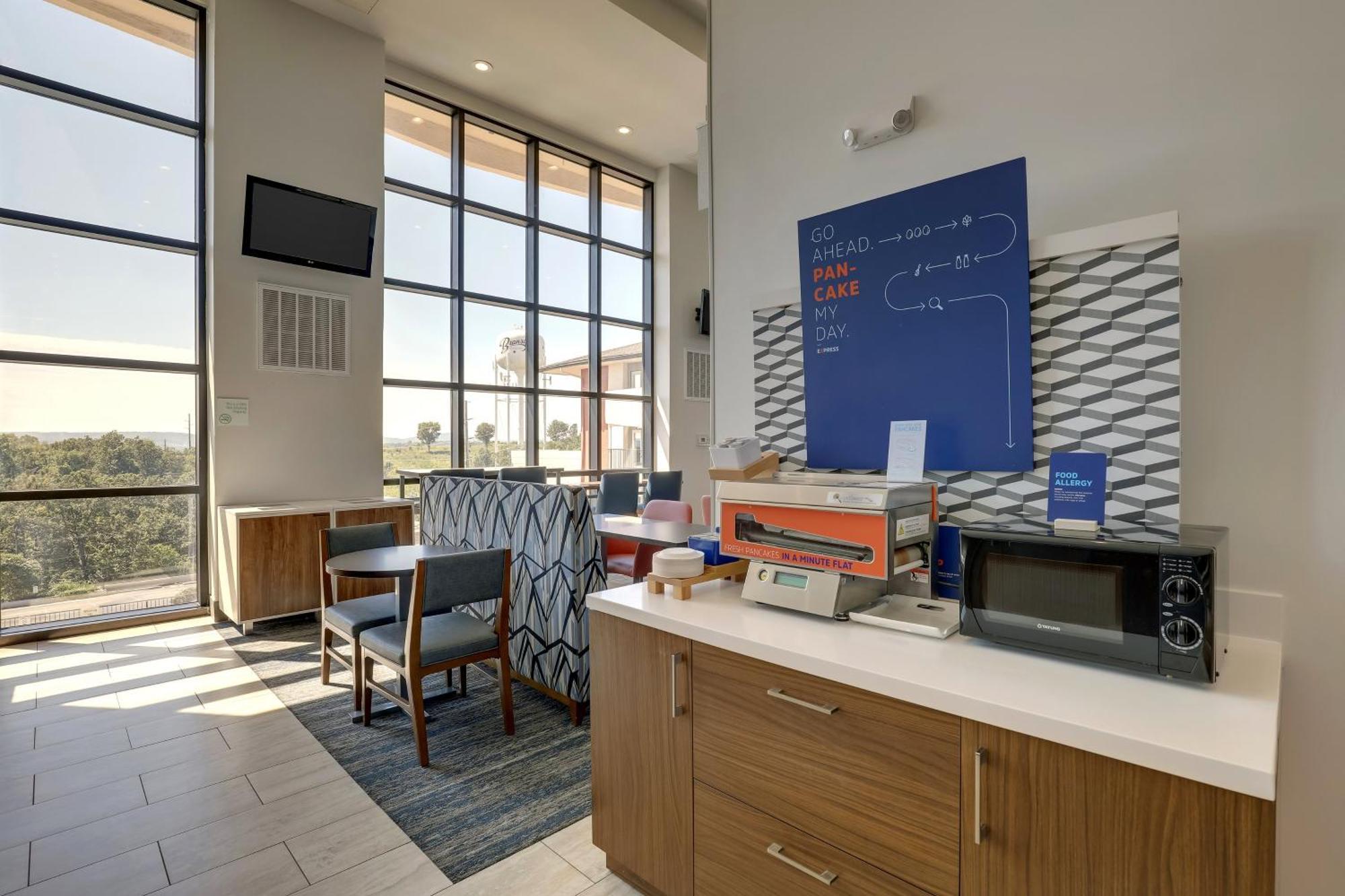 Holiday Express & 76 Central By Ihg