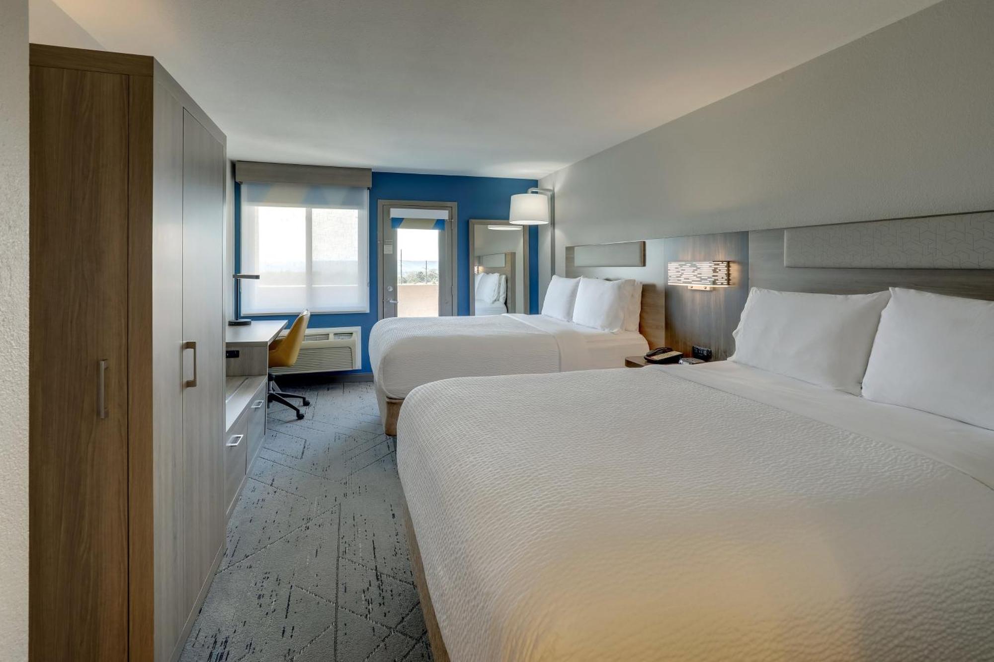 Holiday Express & 76 Central By Ihg Hotel 2*