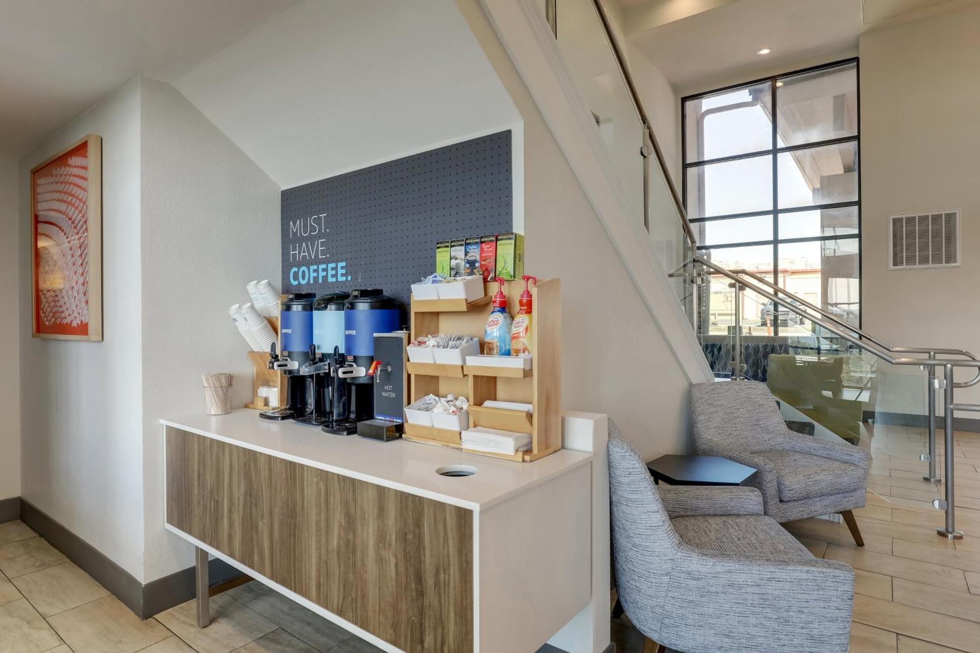 Hotel Holiday Express & 76 Central By Ihg 2*