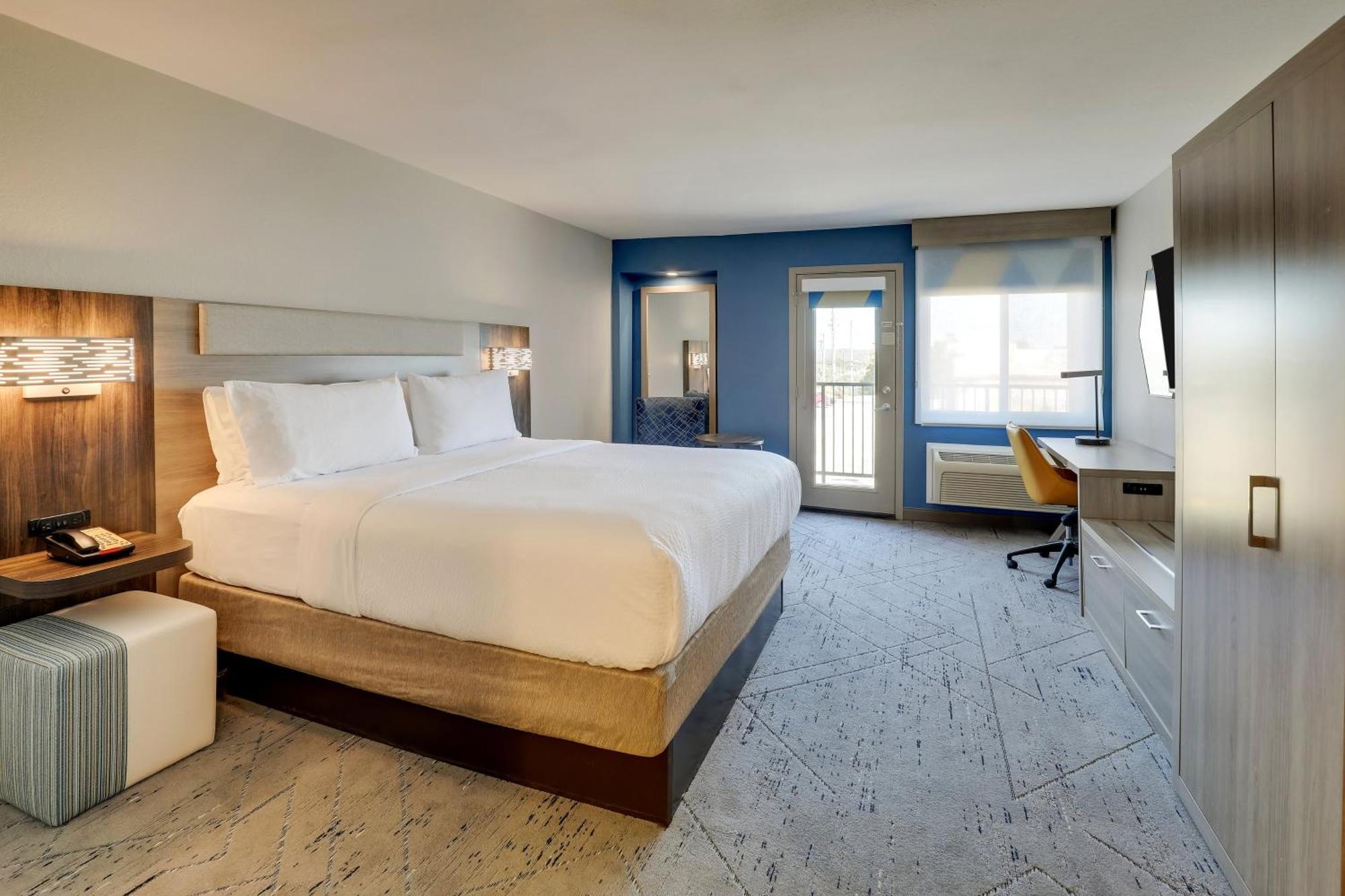 Holiday Express & 76 Central By Ihg Branson