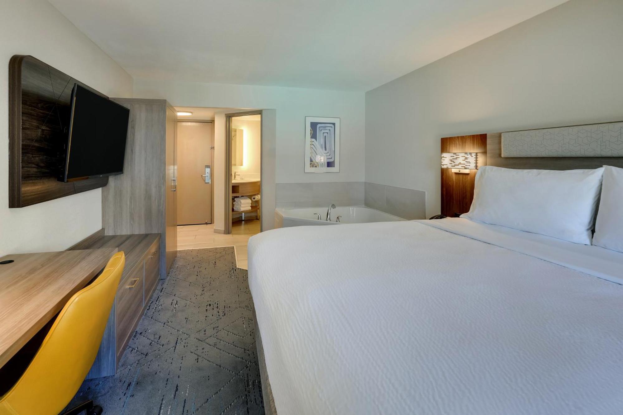 Holiday Express & 76 Central By Ihg Hotel