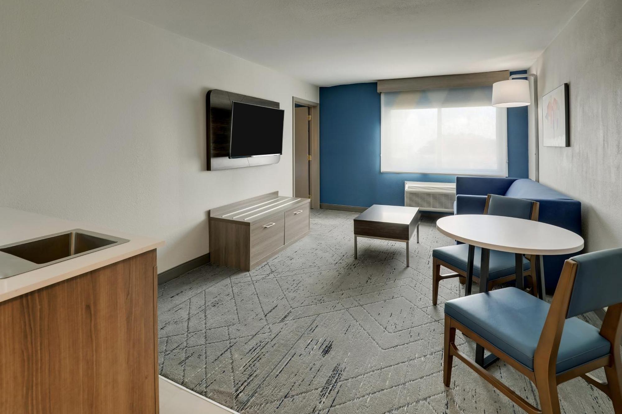 Hotel Holiday Express & 76 Central By Ihg 2*