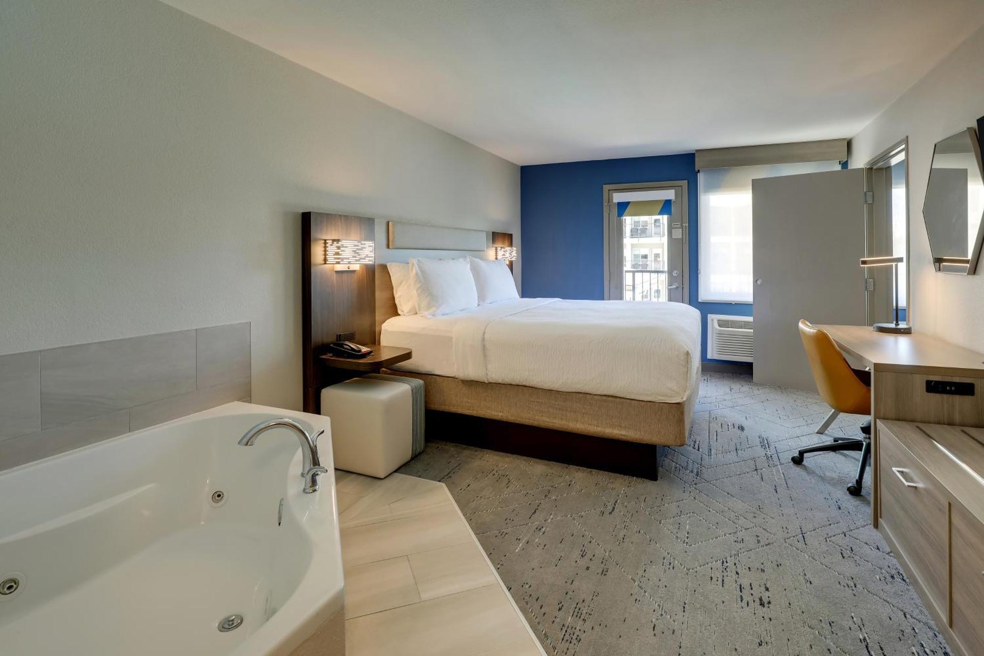 Holiday Express & 76 Central By Ihg