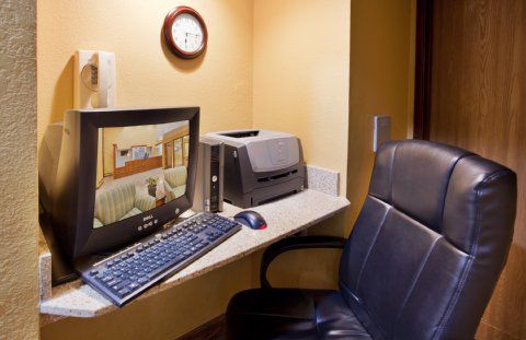 Hotel Holiday Express & 76 Central By Ihg 2*